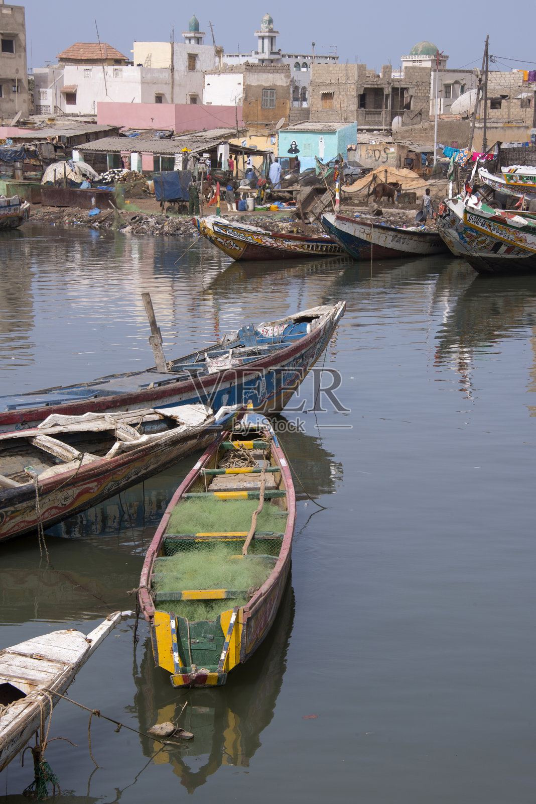 在塞内加尔圣路易停泊的船只照片摄影图片