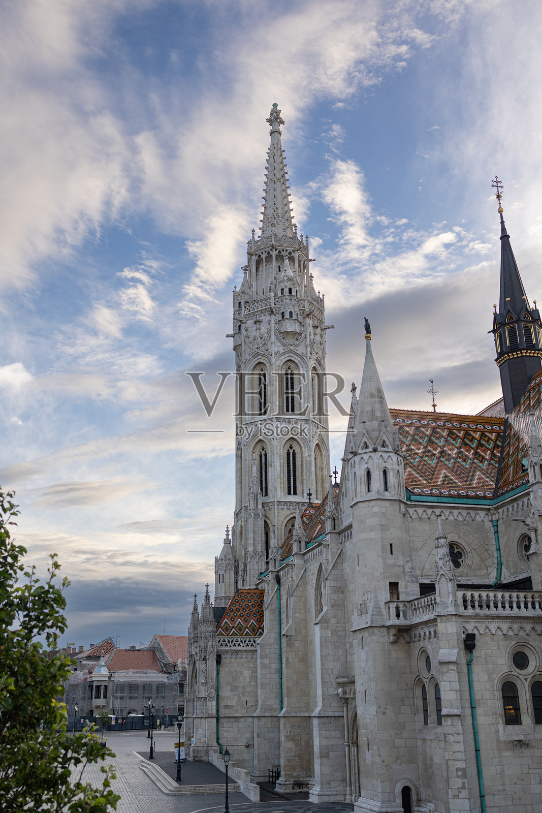 新哥特式的圣马提亚教堂，色彩斑斓的屋顶，位于匈牙利布达佩斯的渔人堡附近照片摄影图片