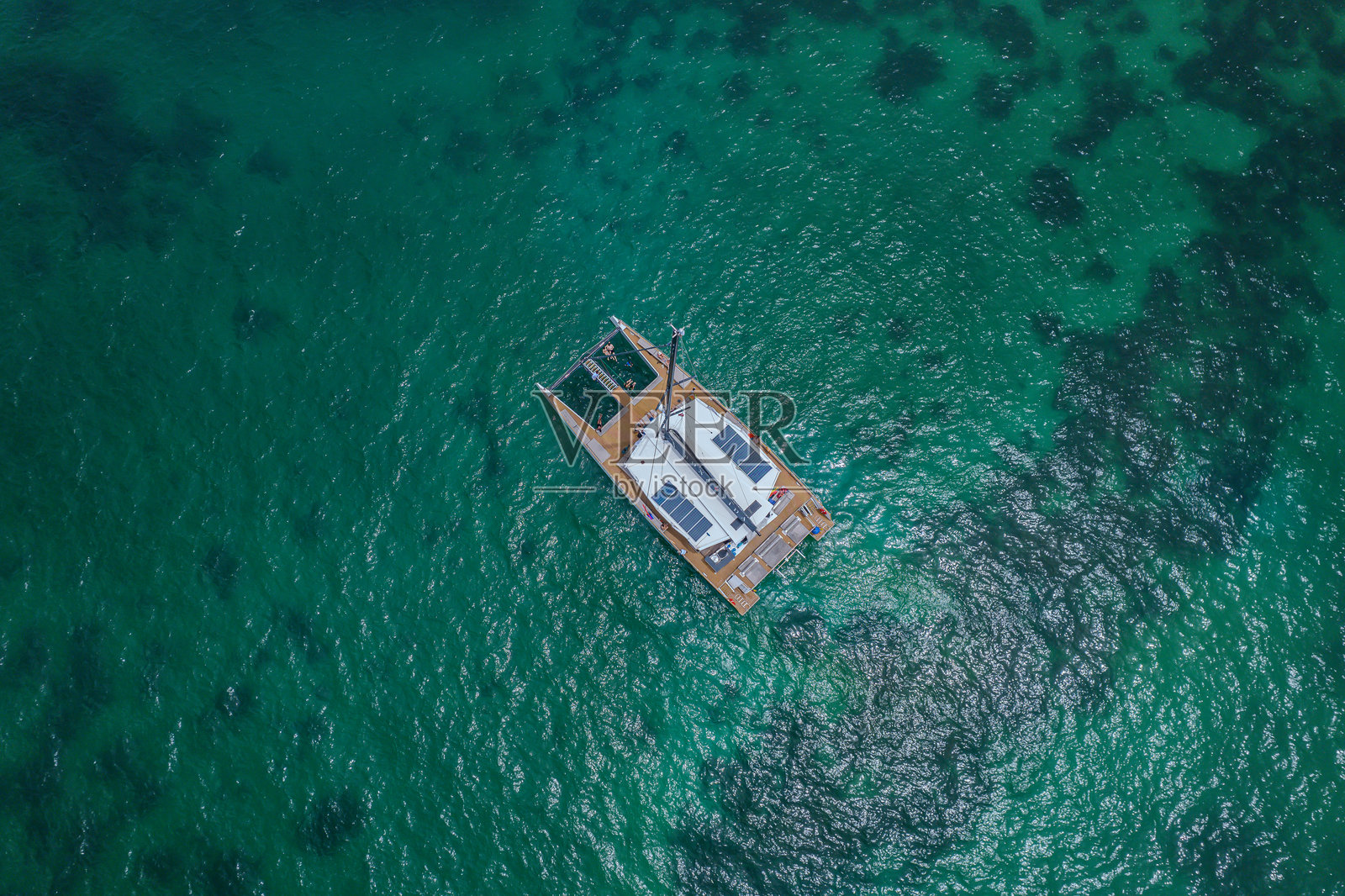 博拉博拉岛和罗萨里奥岛的美丽双体船在碧绿的海水中俯瞰，卡塔赫纳的度假村和游艇。照片摄影图片