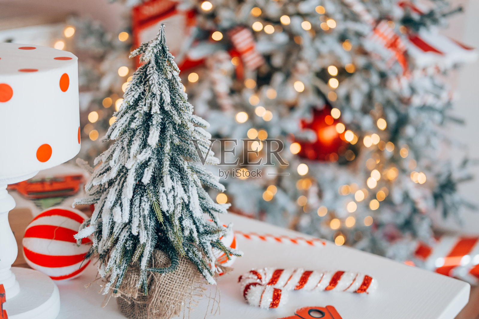 装饰华丽的雪白圣诞树和节日装饰品，营造温馨的氛围照片摄影图片