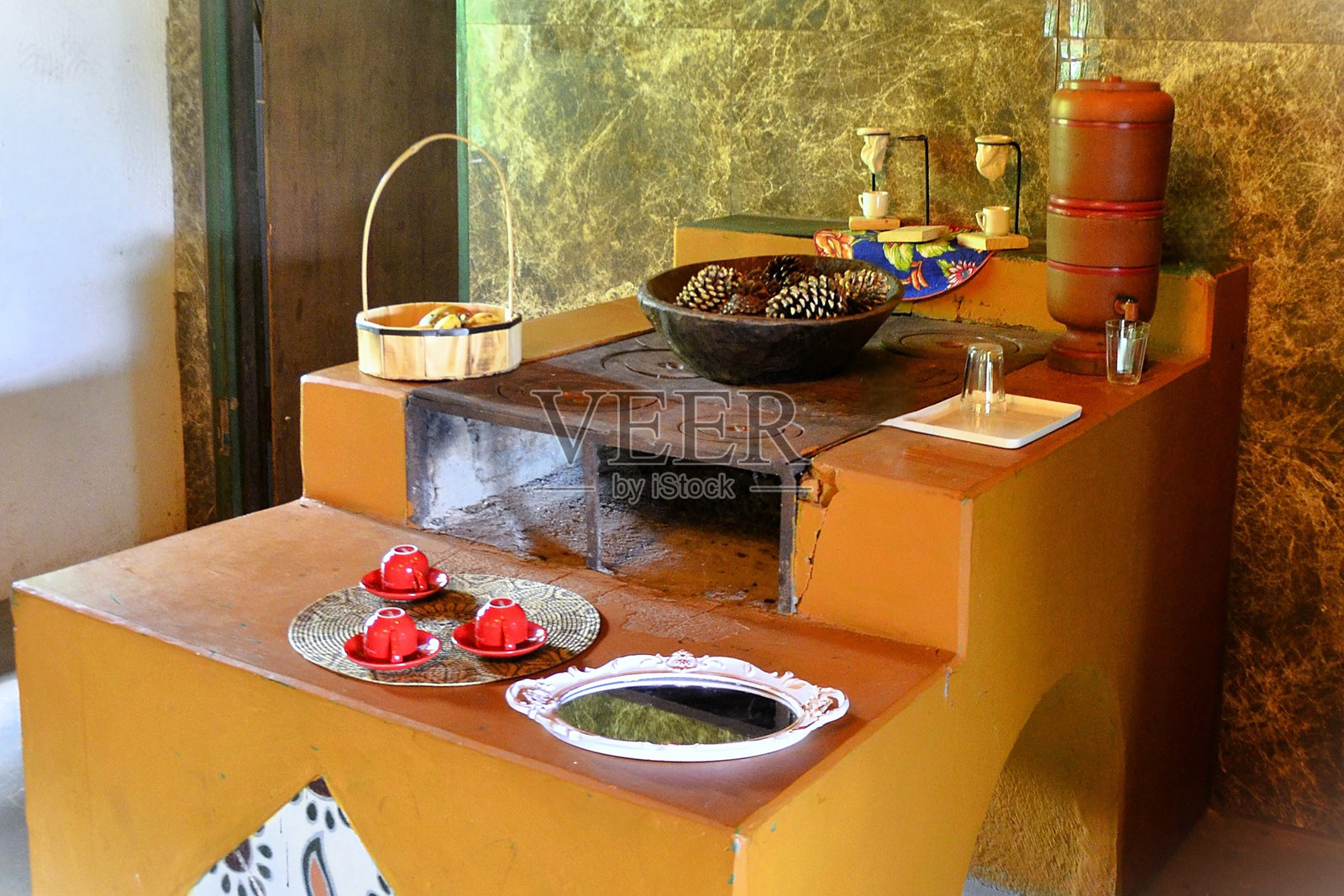 一座退役的木柴炉，上面装饰着装饰品照片摄影图片