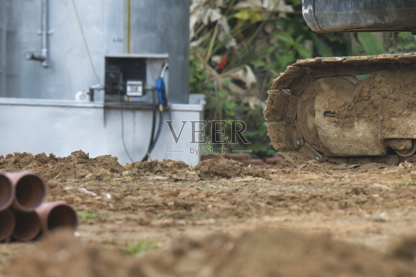 一台大型机械设备停放在泥土场地上照片摄影图片