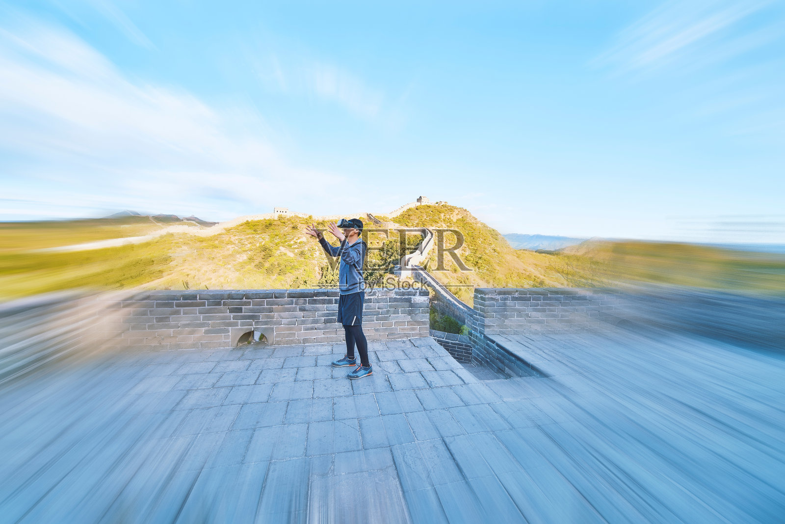 男子在中国长城上站着享受虚拟现实模拟器照片摄影图片