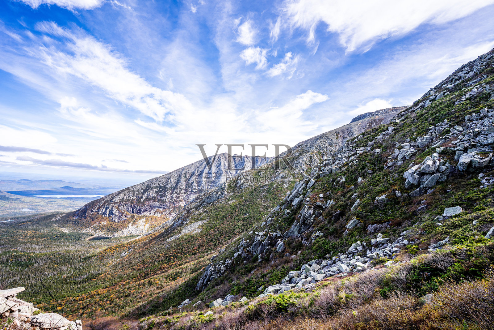 缅因州巴克斯特州立公园的卡塔丁山秋季红叶。照片摄影图片