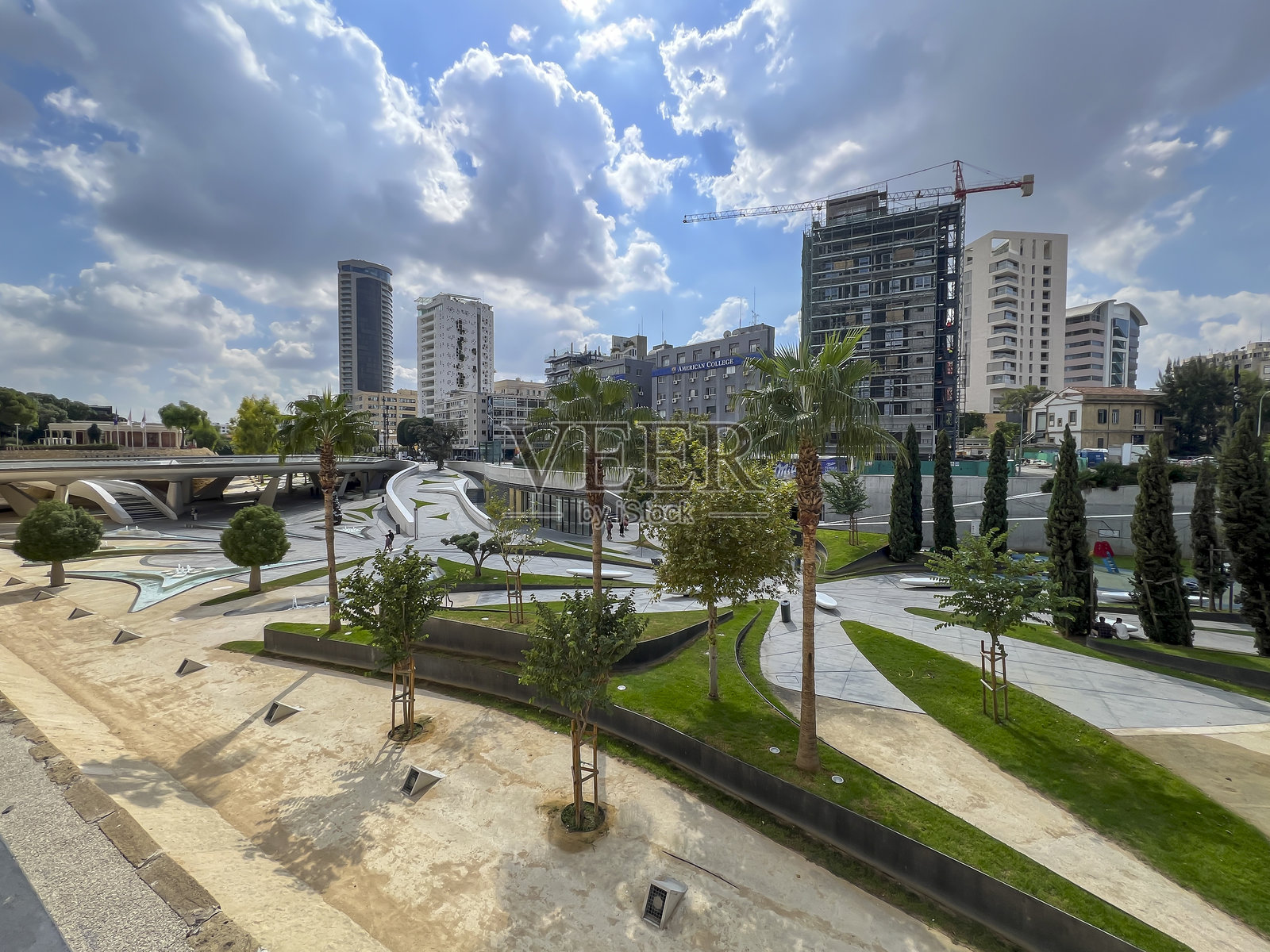 塞浦路斯首都尼科西亚的步行和通讯中心及周边建筑照片摄影图片