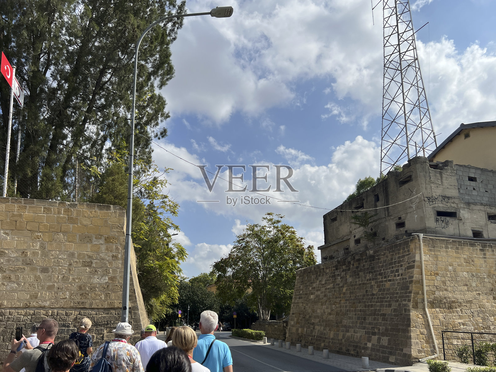 塞浦路斯尼科西亚的桶形建筑和带有密封孔的墙壁,靠近将首都分为希腊和土耳其两部分的墙壁。边界和缓冲区。照片摄影图片