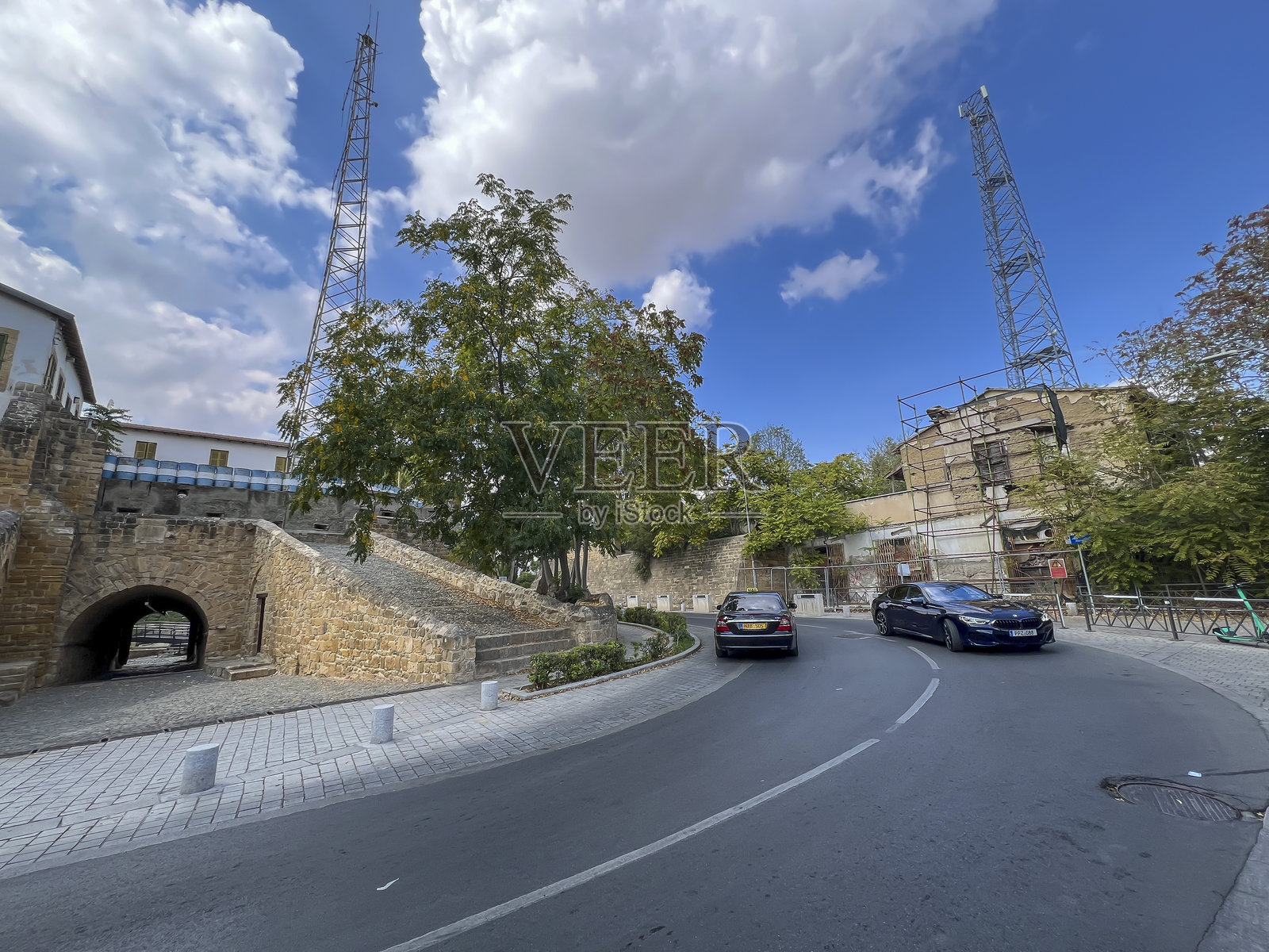 塞浦路斯尼科西亚的桶形建筑和带有密封孔的墙壁，靠近将首都分为希腊和土耳其两部分的墙壁。边界和缓冲区。照片摄影图片