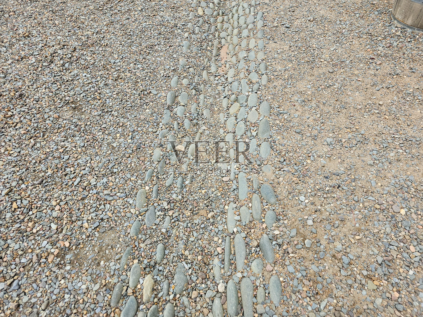 砾石中的岩石照片摄影图片