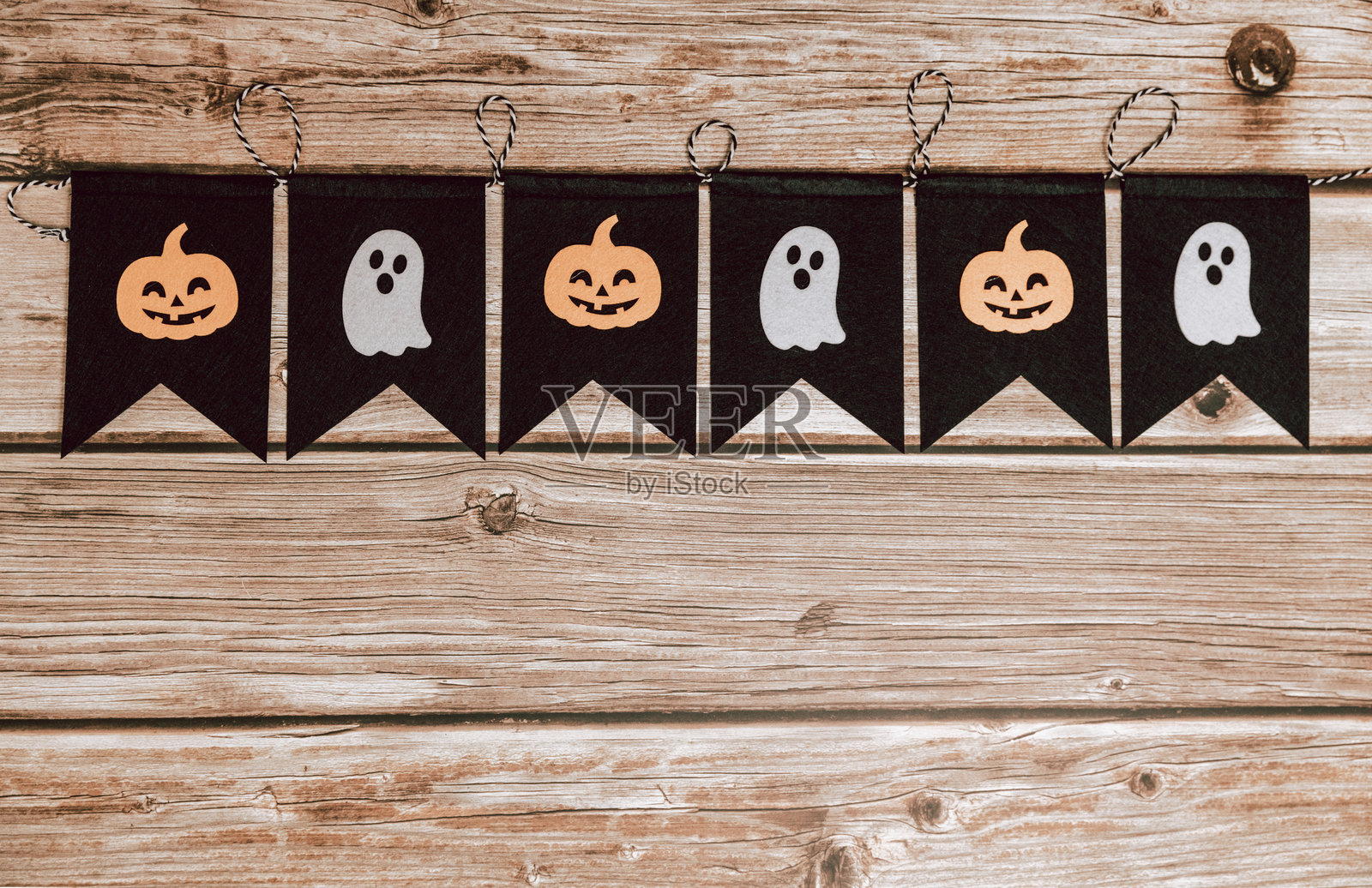 桌子上的万圣节旗帜花环。照片摄影图片