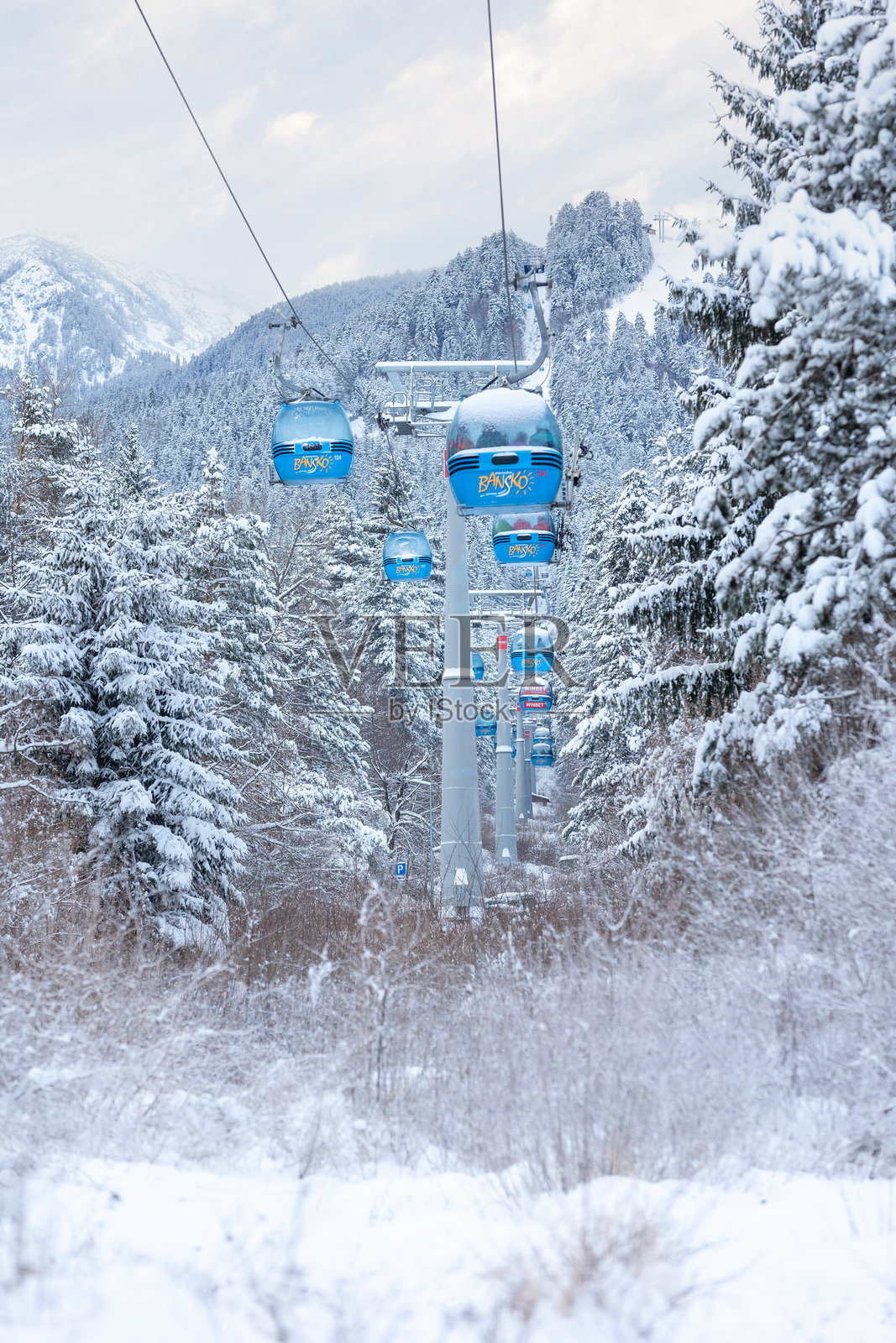 保加利亚班斯科滑雪度假村的缆车轿厢照片摄影图片