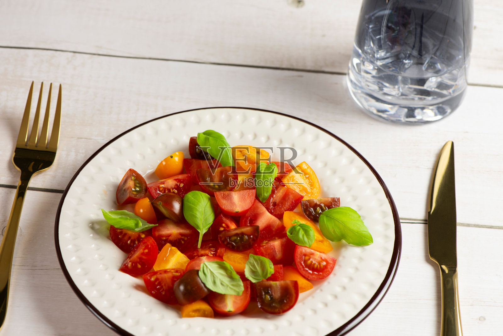 带有罗勒的红色和黄色樱桃番茄沙拉照片摄影图片