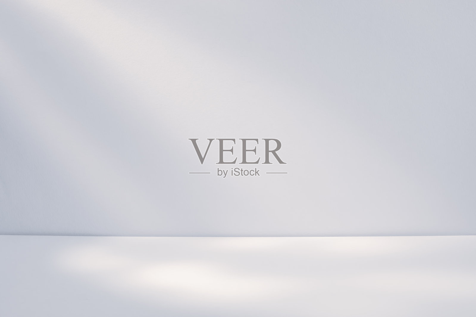 柔和的自然光在宁静的室内空间中投射出轻柔的阴影，背景为简约的白色。照片摄影图片