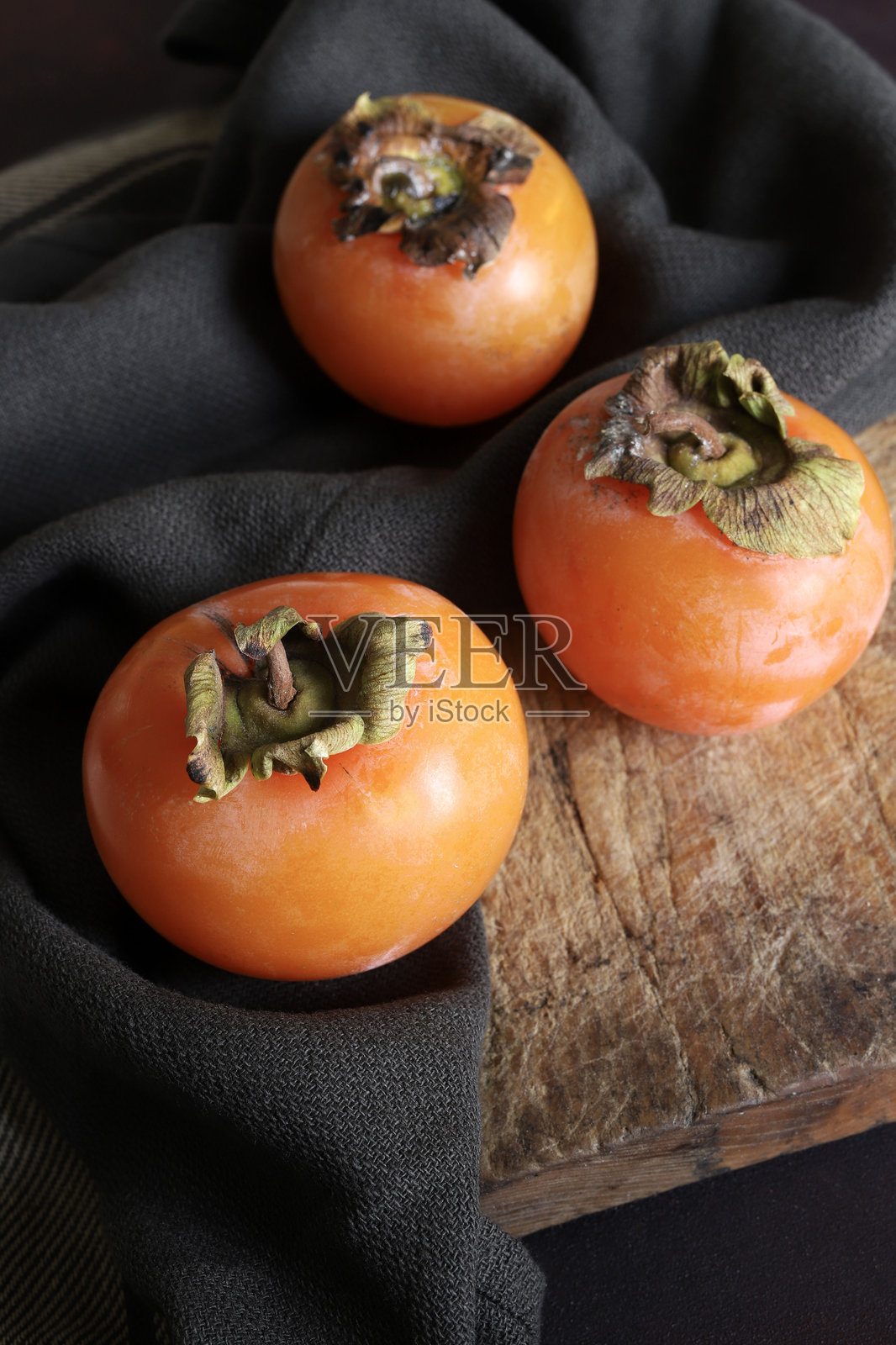 新鲜成熟的柿子水果。照片摄影图片