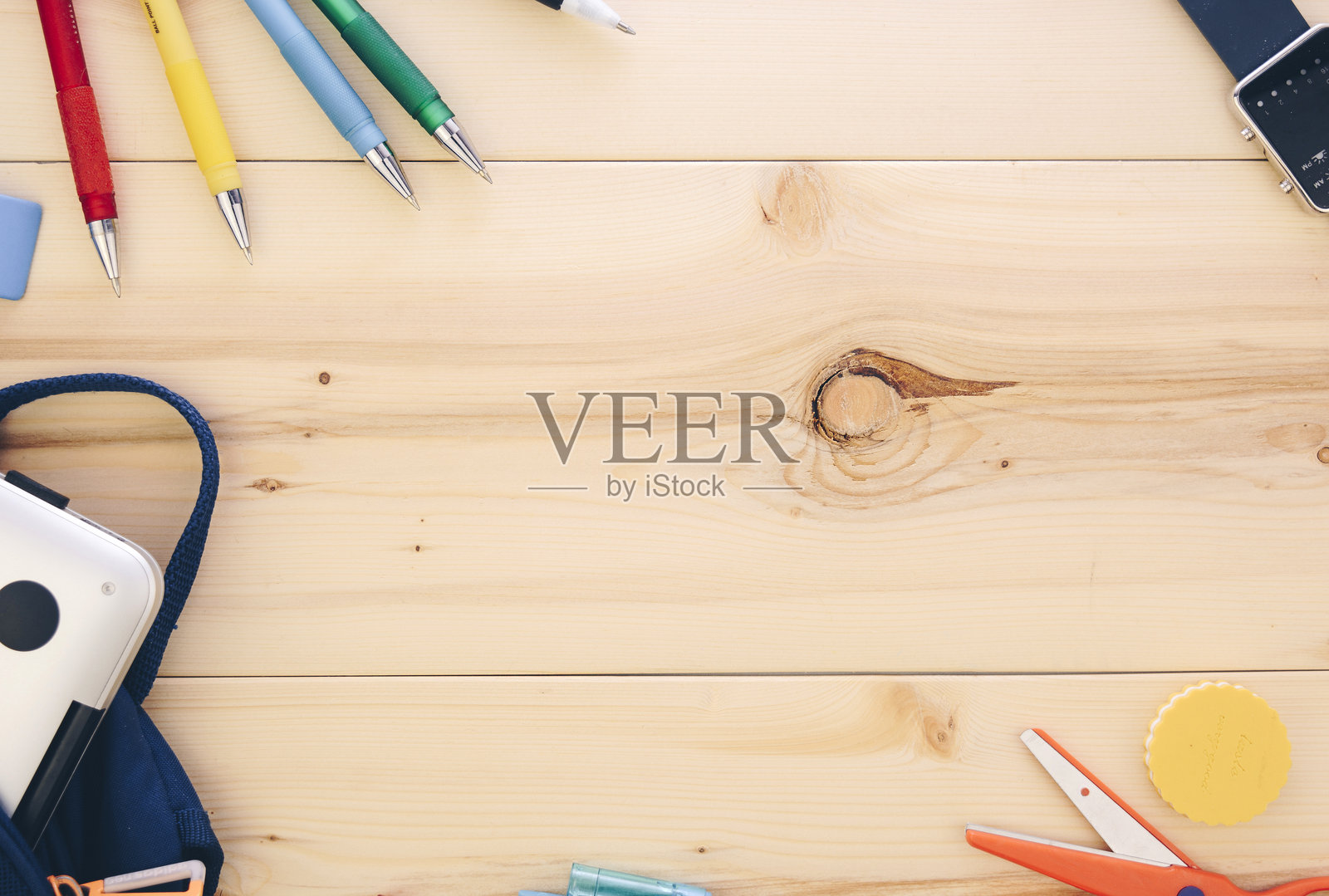 从上方直接拍摄的木桌上的办公用品照片摄影图片