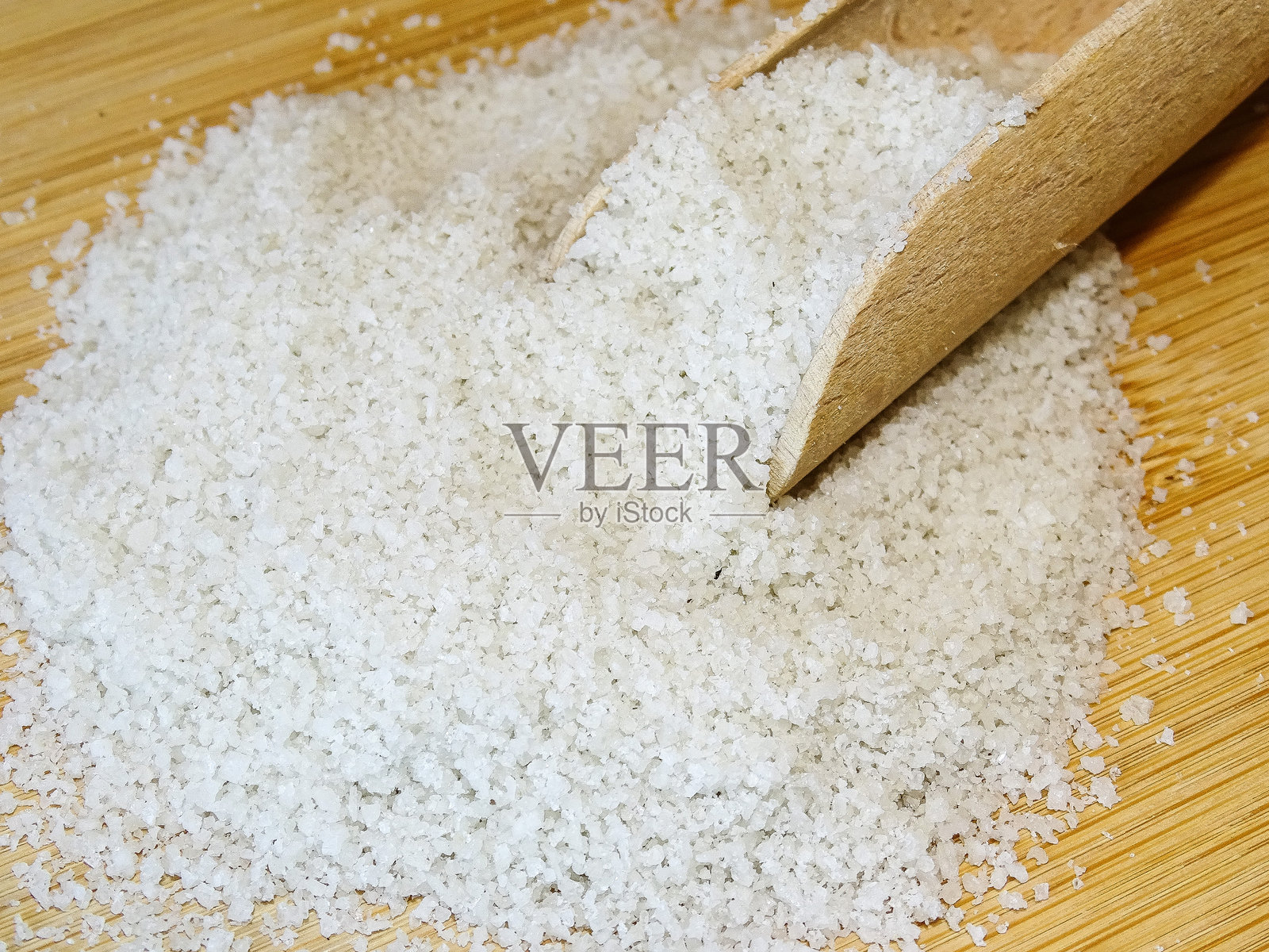 法式海盐放在木质背景上照片摄影图片