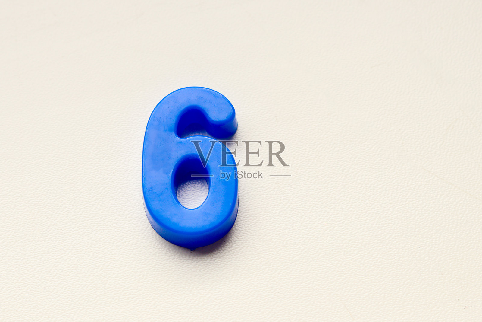 数字6。俯视图。留白。数字标识。白色背景上的蓝色数字6。照片摄影图片