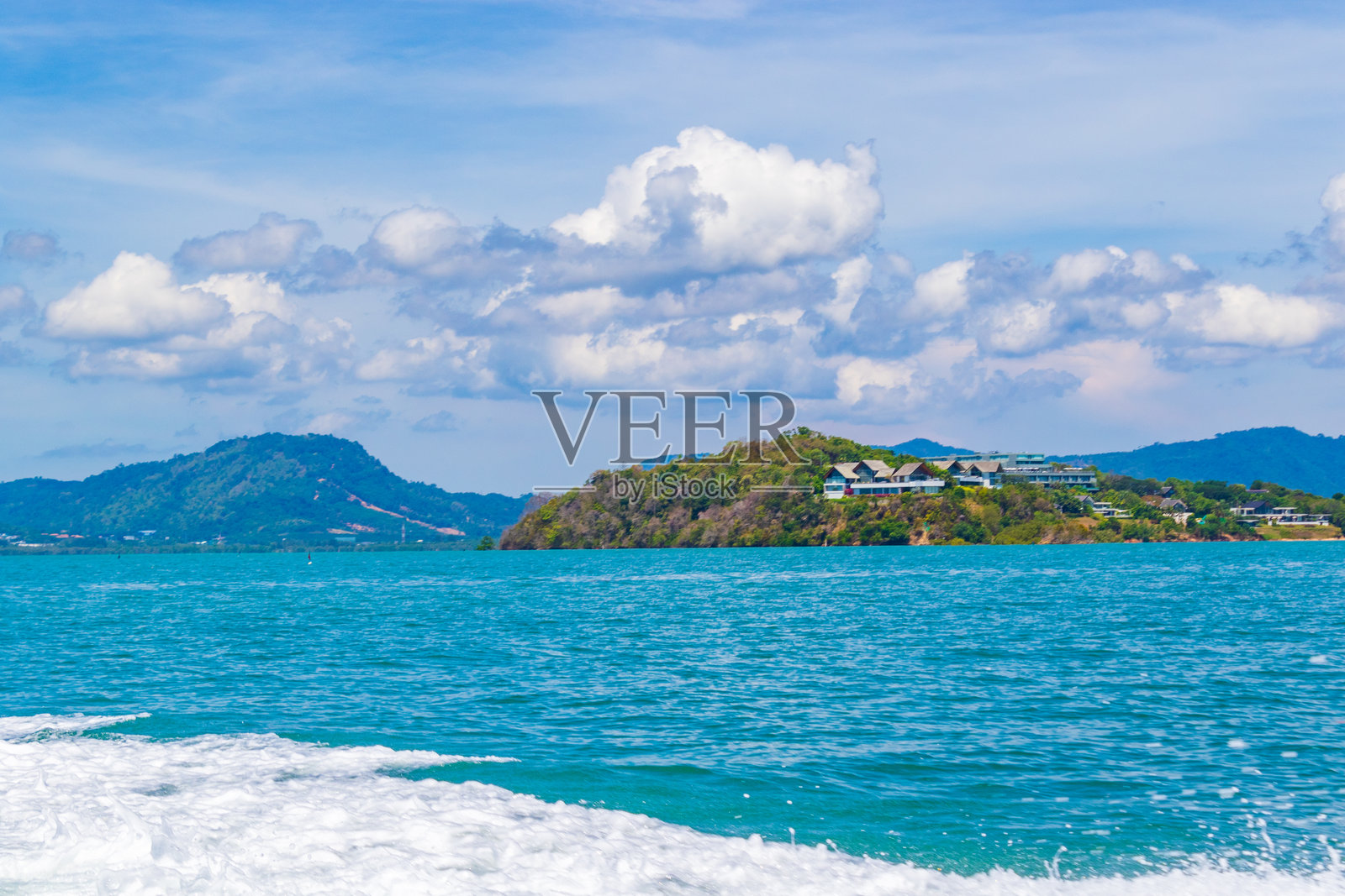 从快速游船上俯瞰普吉岛东海岸的景色照片摄影图片