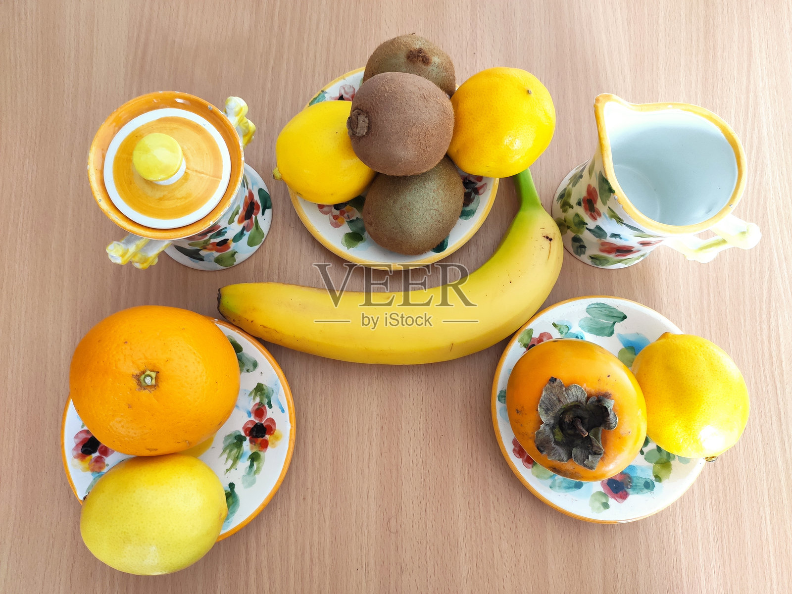 新鲜水果在盘子里。天然有机水果照片摄影图片