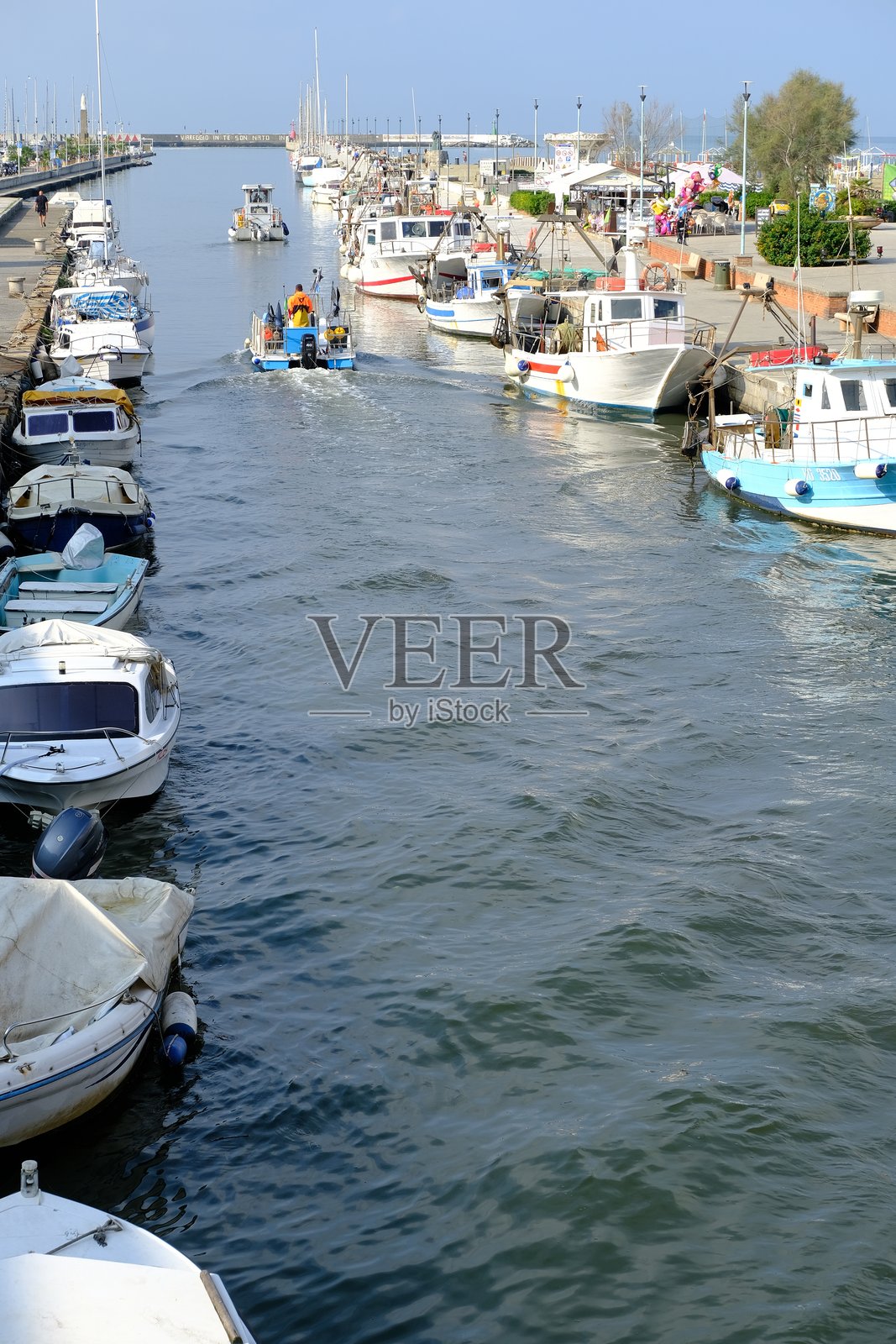 维亚雷焦的布尔拉马卡运河中的船只。照片摄影图片