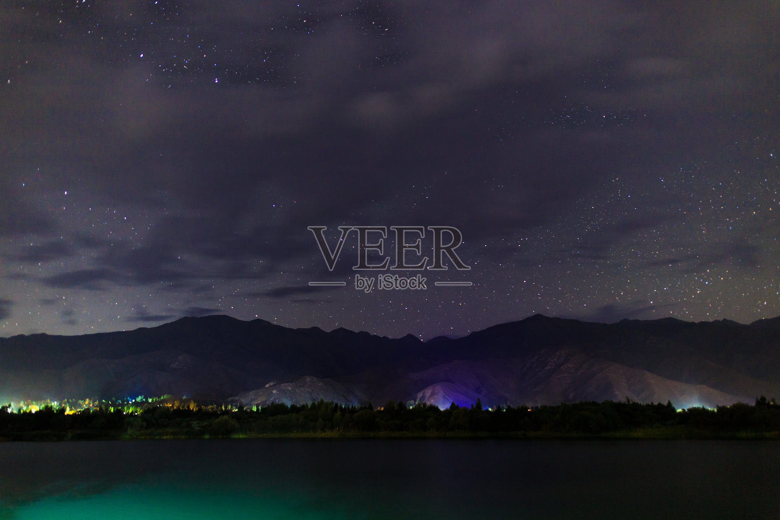 湖面上的星空。夜景。天空中有云。吉尔吉斯斯坦，伊塞克湖。照片摄影图片
