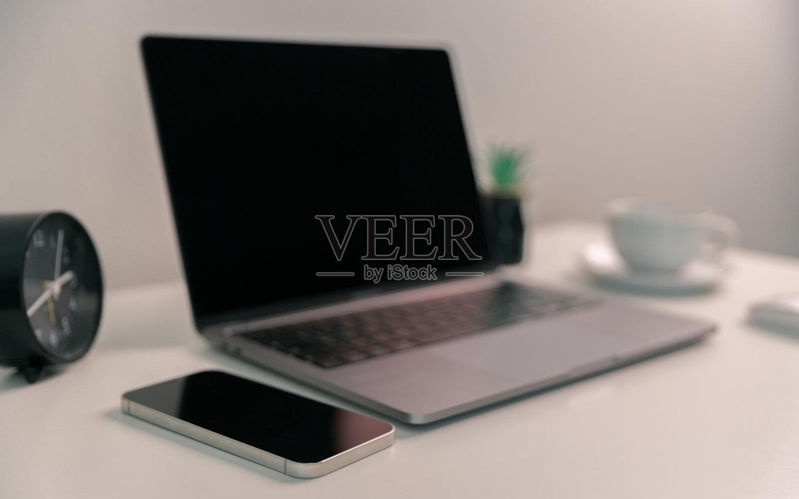 远程工作依赖于技术，员工在家使用笔记本电脑和台式电脑通过网络进行沟通和在线业务。舒适、显示、效率、电子、极简。照片摄影图片