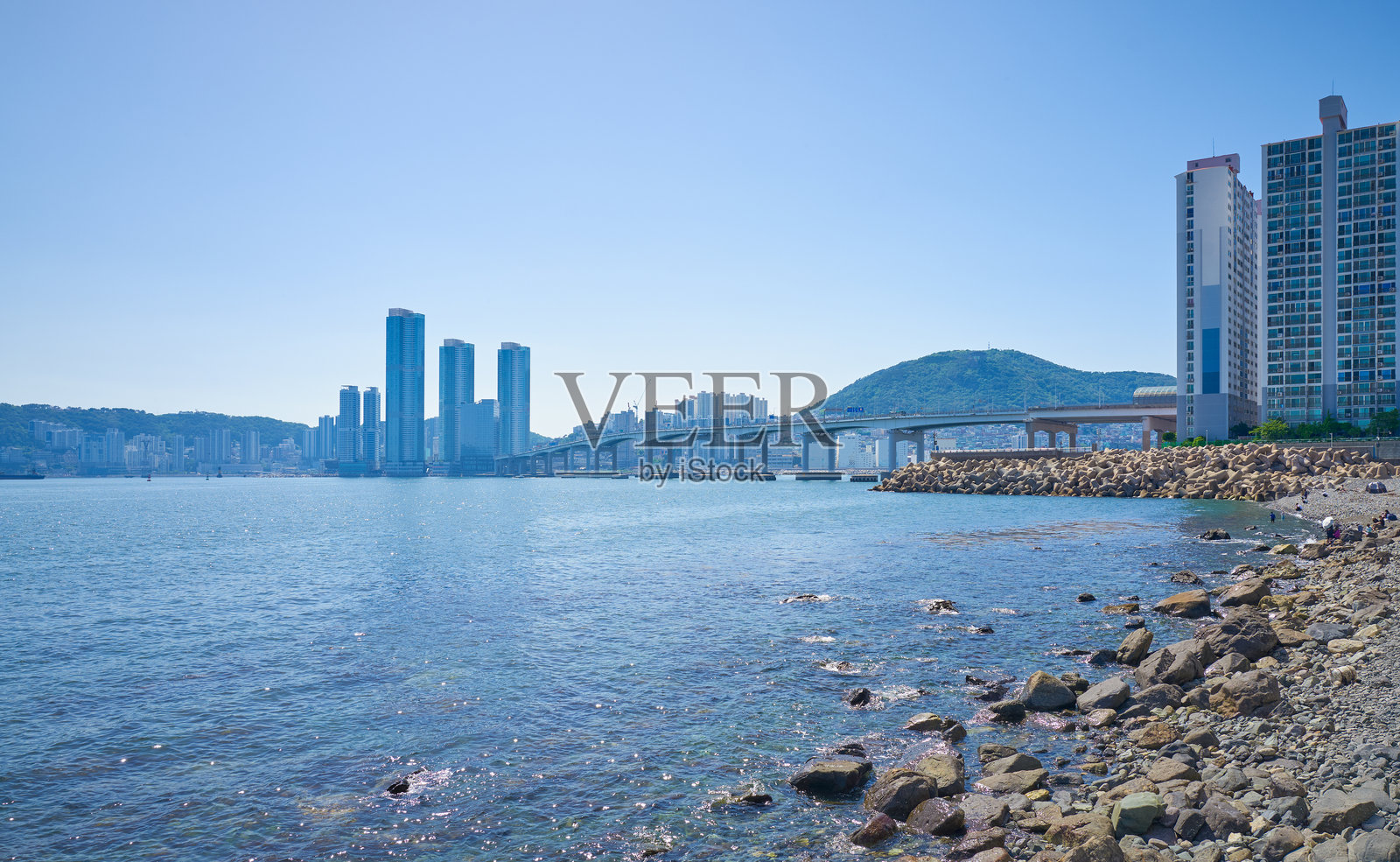 广安大桥横跨韩国釜山平静的水面照片摄影图片