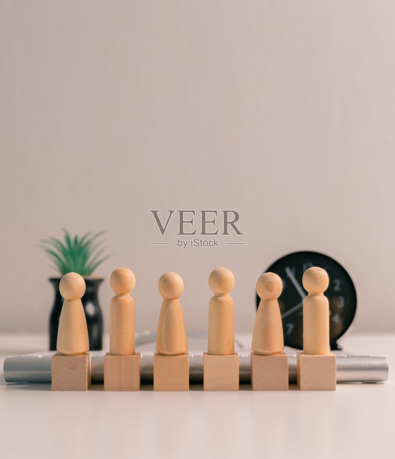 成功的创业公司通常需要强有力的领导、团队合作和社会化的商业项目方法。经济、员工、平等、金融、全球、目标、图表。照片摄影图片