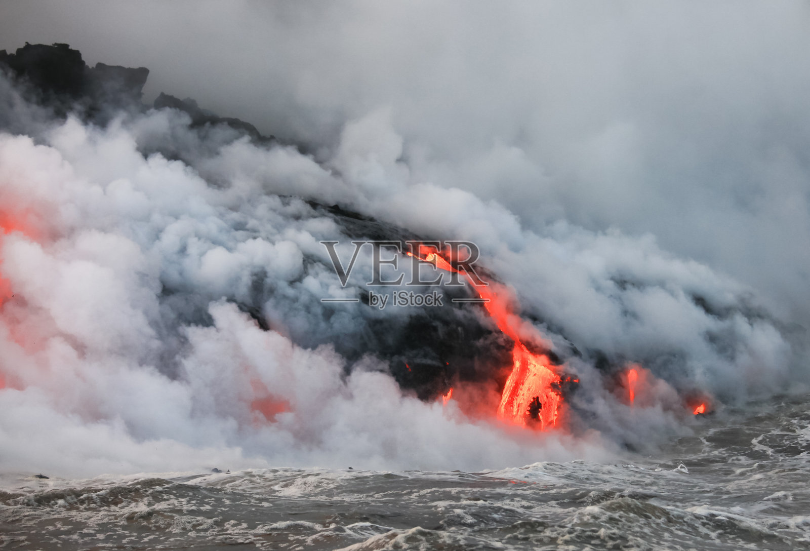 红色炽热的熔岩流入夏威夷大岛的太平洋照片摄影图片