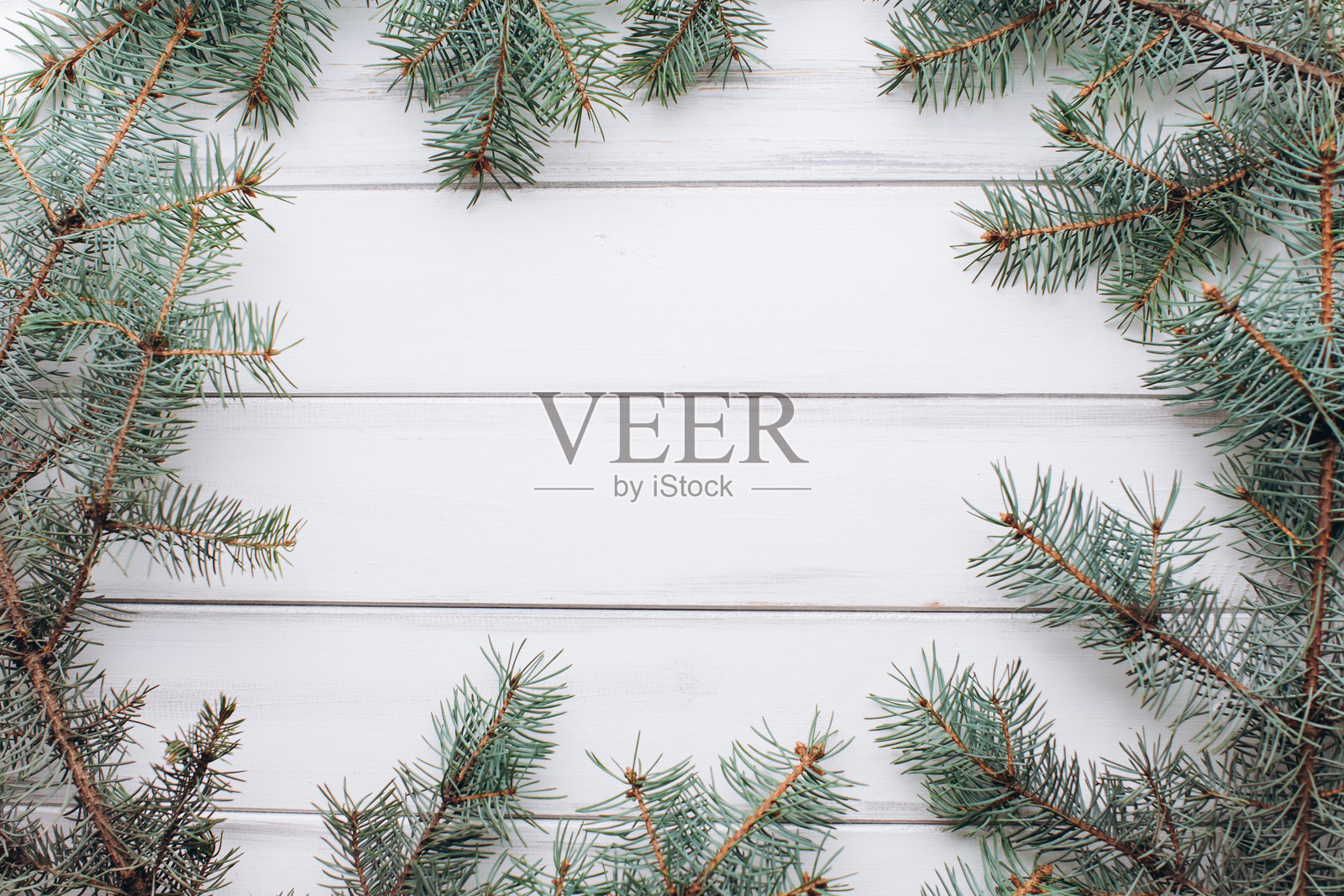 白色木质背景上的圣诞树板。照片摄影图片