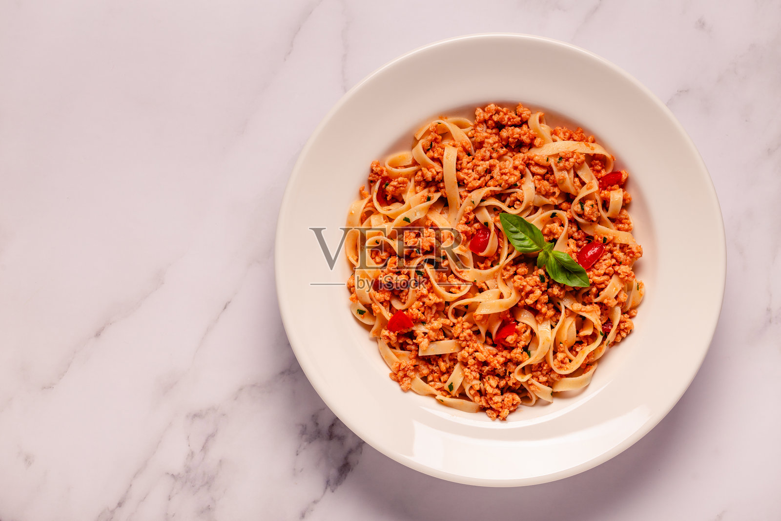 植物基肉末意大利面配素食博洛尼亚酱。照片摄影图片