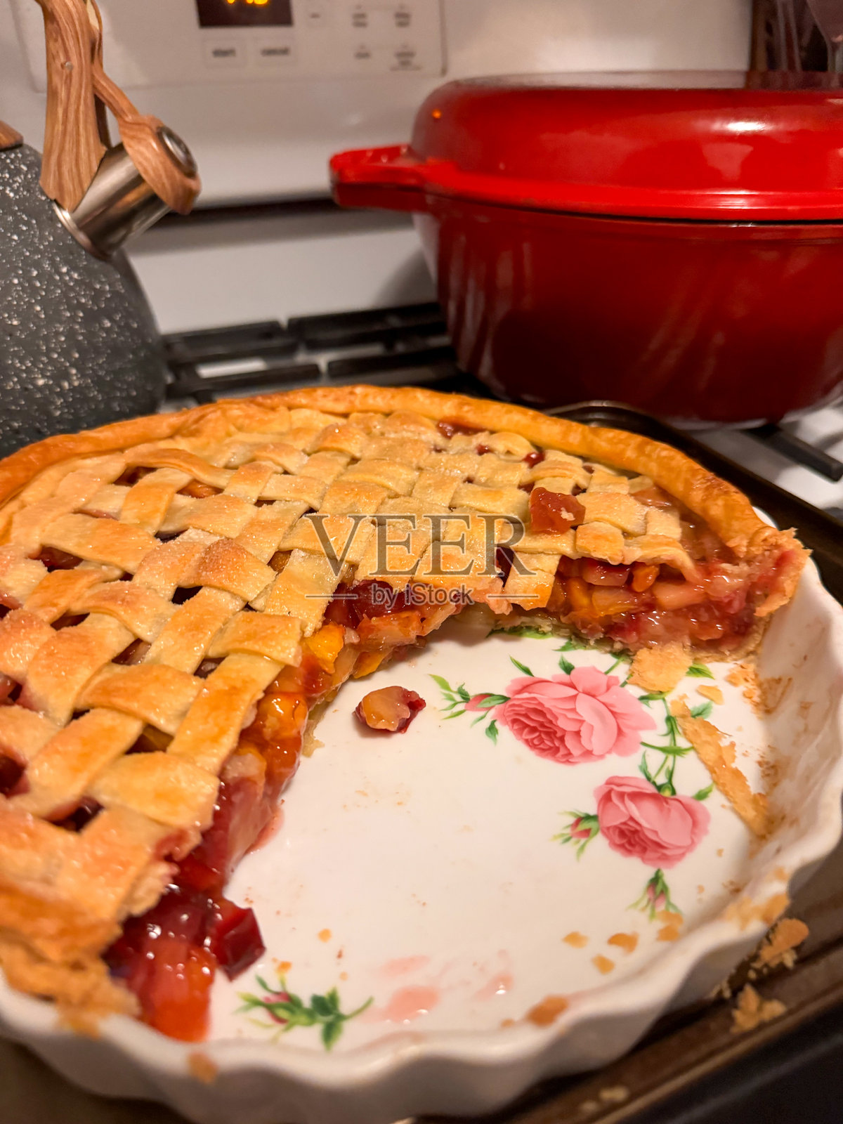 自制的石果派，带有格子酥皮，正在炉灶上冷却照片摄影图片