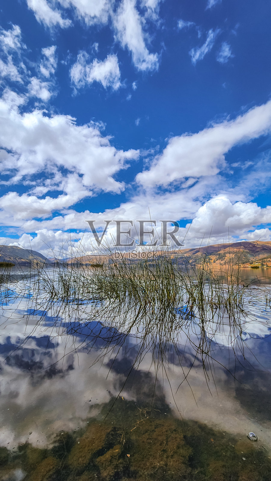 湖泊的风景。大自然的美。云彩在水中的倒影。帕丘卡湖。秘鲁的旅游。照片摄影图片