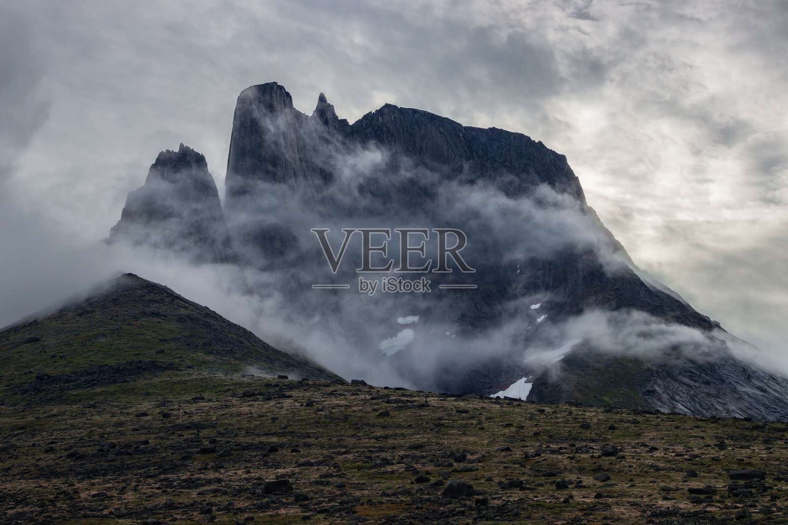 乌拉梅尔托苏克山及其周边地区在塔瑟米特峡湾（南格林兰）的景观照片摄影图片