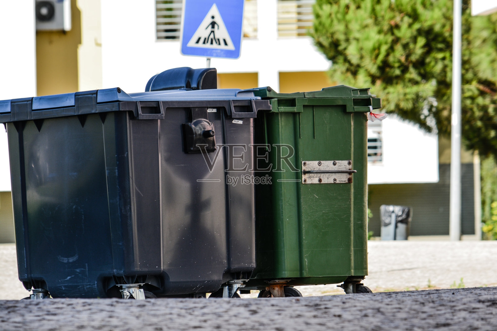城市街道上的垃圾桶照片摄影图片