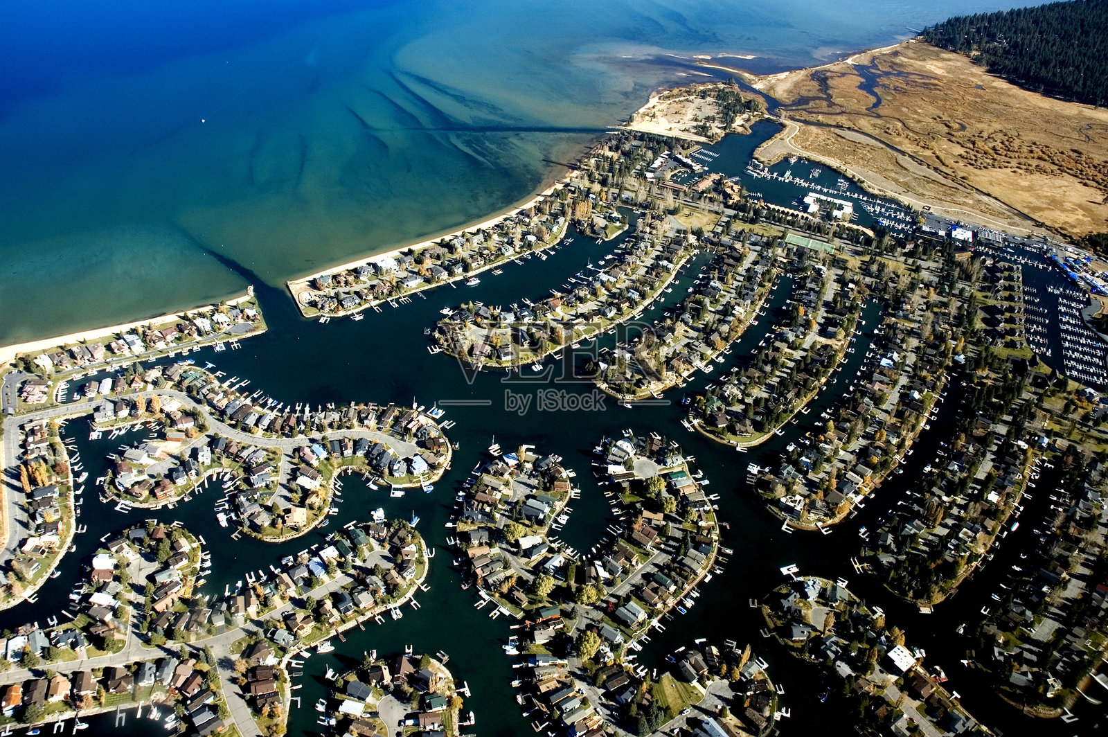 高角度俯瞰海洋与天空照片摄影图片