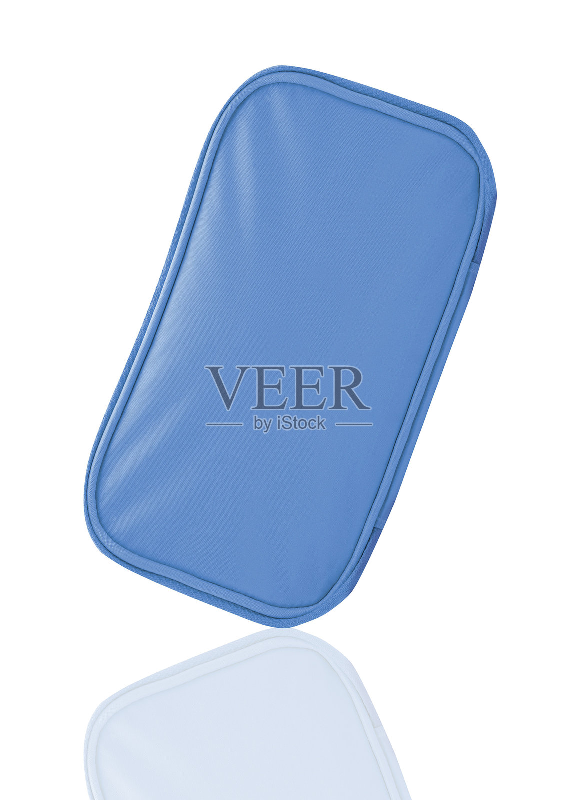 白色背景上的装有学习工具的书包照片摄影图片