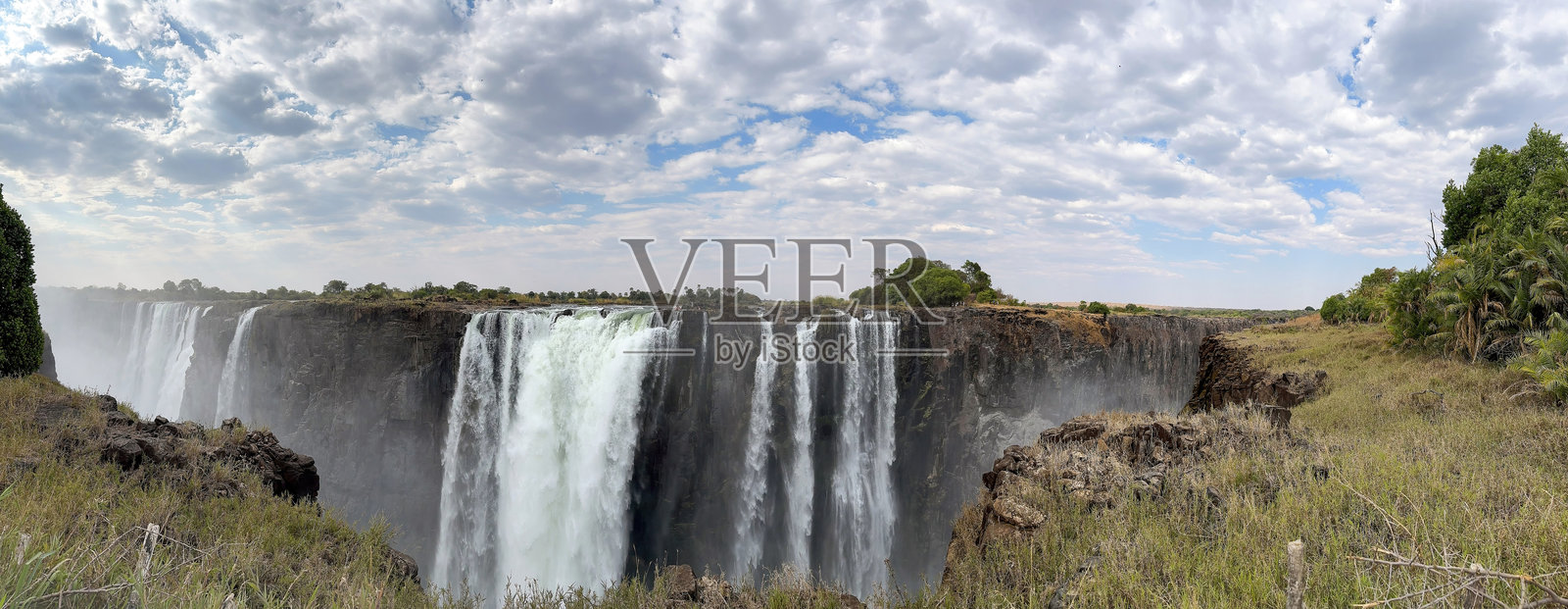 维多利亚瀑布，位于赞比亚和津巴布韦之间的赞比西河上的瀑布。非洲照片摄影图片