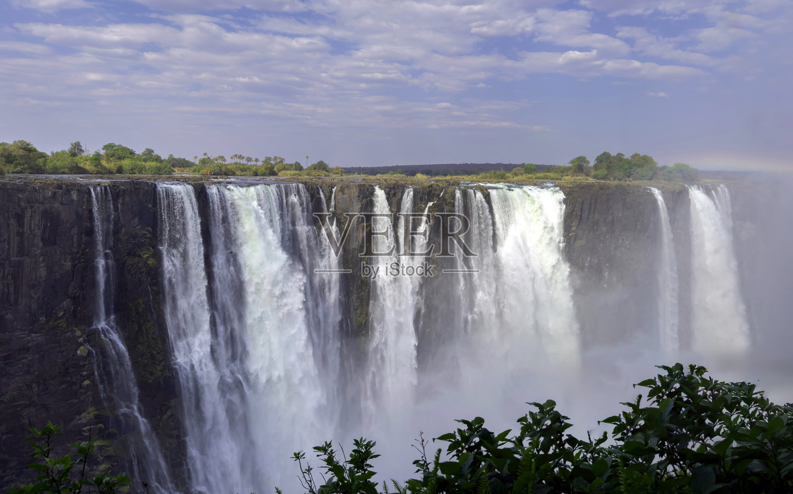 维多利亚瀑布，位于赞比亚和津巴布韦之间的赞比西河上的瀑布。非洲照片摄影图片
