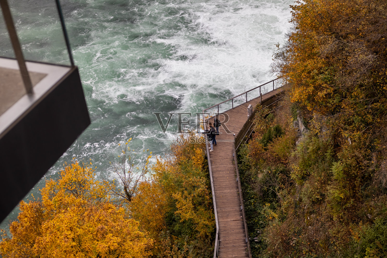 瑞士莱茵瀑布。莱茵瀑布是瑞士和欧洲最大的瀑布。游客在桥上。照片摄影图片