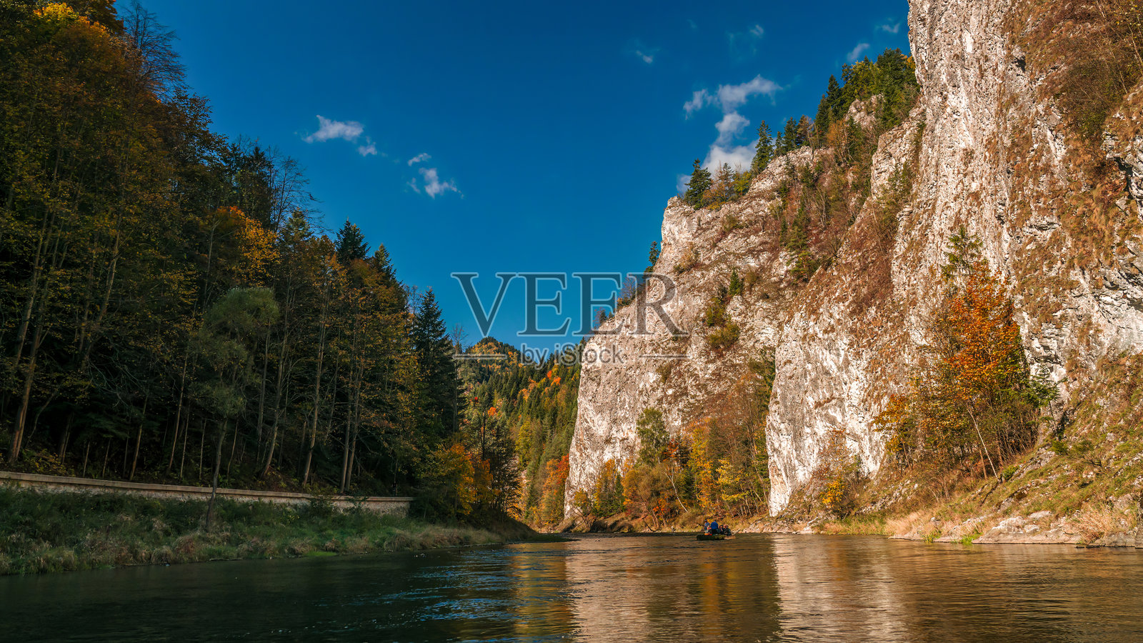 从筏子上看到的杜纳耶茨河峡谷的壮丽山景照片摄影图片