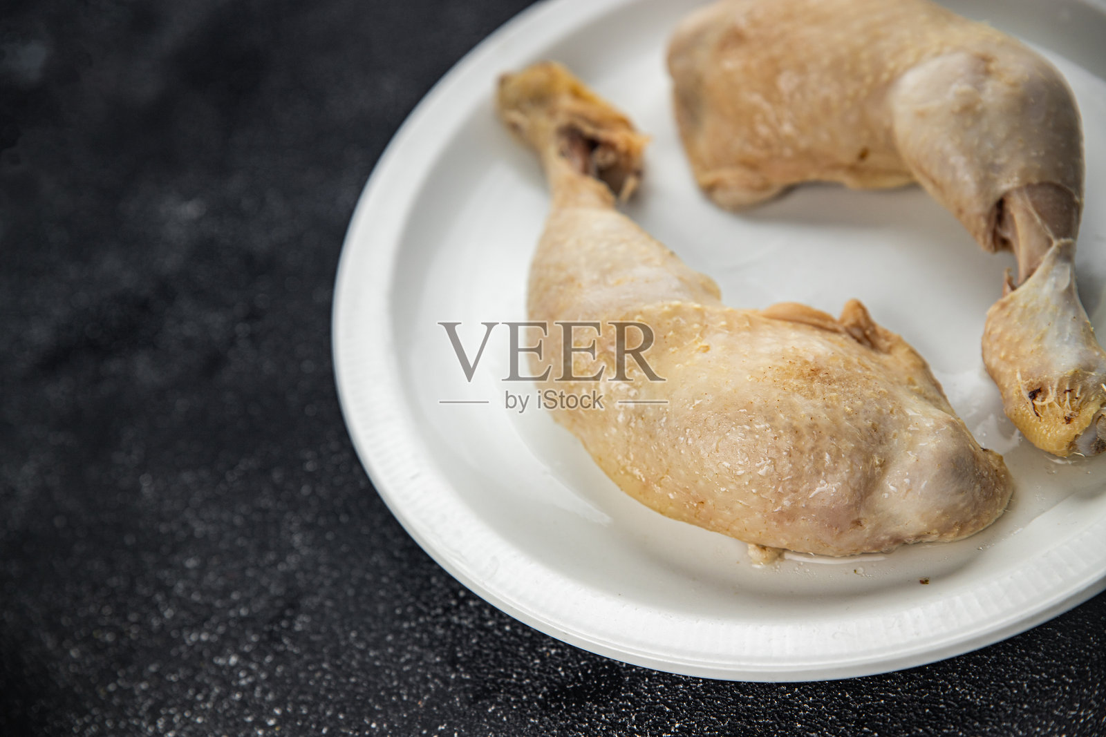 美味的鸡腿煮肉美食菜肴，新鲜可口的美食背景，桌上的乡村风格美食俯视图，留白，适合生酮和古饮食。照片摄影图片