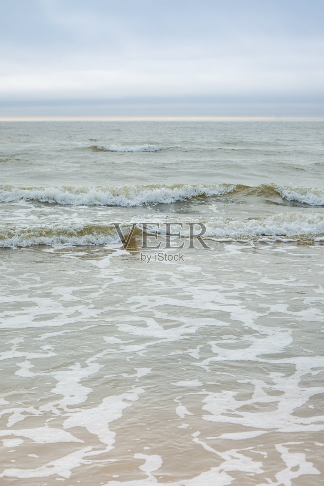 波浪起伏的波罗的海照片摄影图片