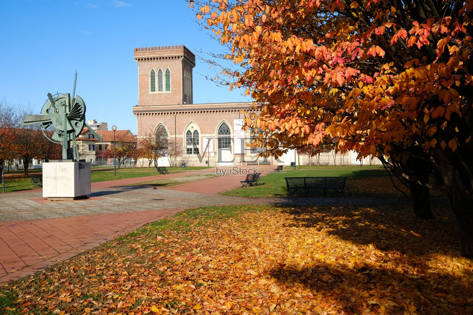 今天的卡洛·奥托利尼棉纺厂，现为布斯托阿尔西齐奥纺织博物馆。新哥特式建筑，采用陶土砖建造，配有塔楼和尖拱窗。照片摄影图片