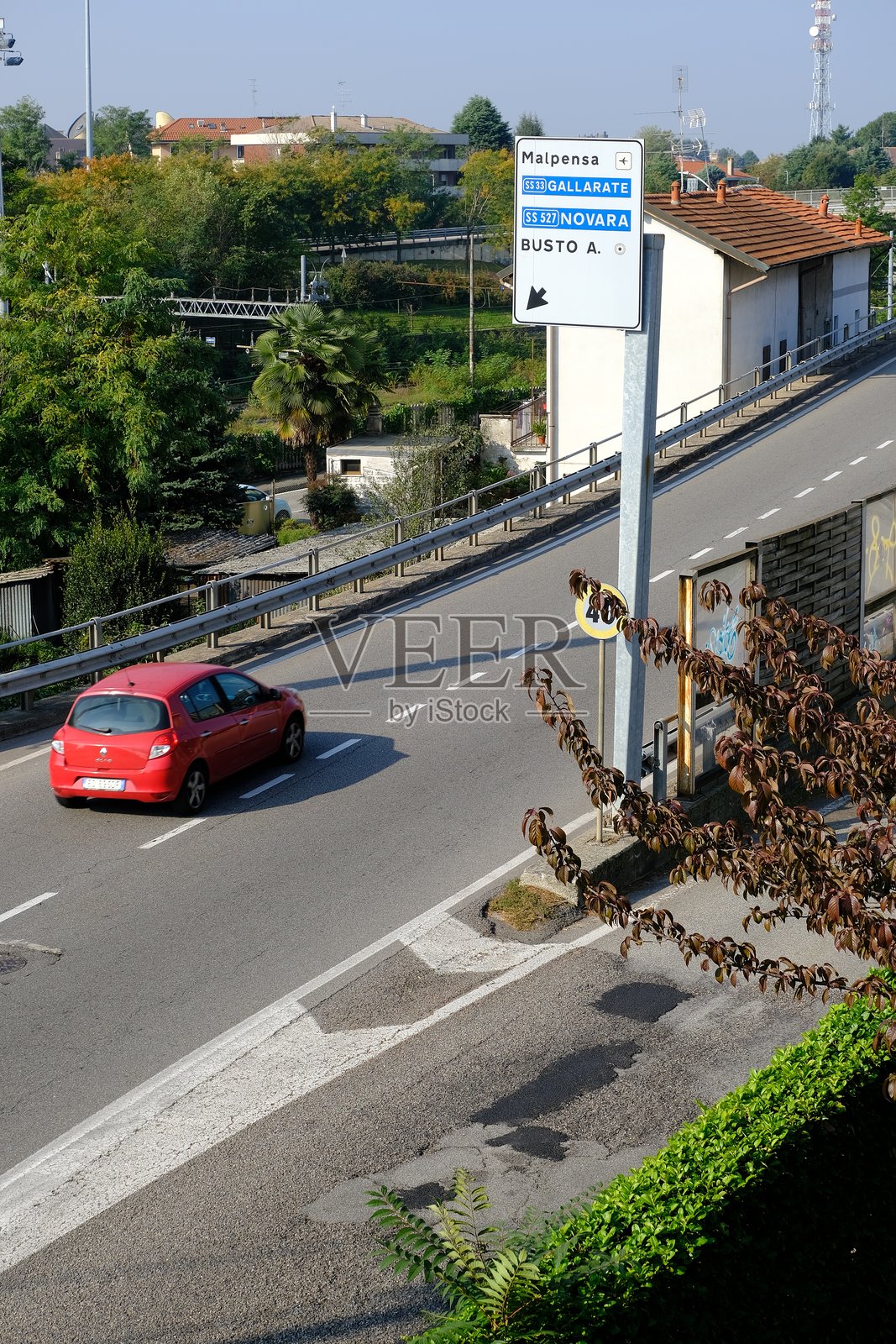 通往米兰马尔彭萨机场的高速公路交通。照片摄影图片