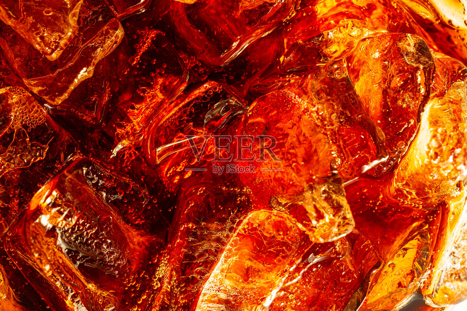 可乐与冰块特写，特写可乐背景，带有冰块和气泡的可乐背景。侧面视角的清爽可乐味汽水背景，带有复古风格。照片摄影图片