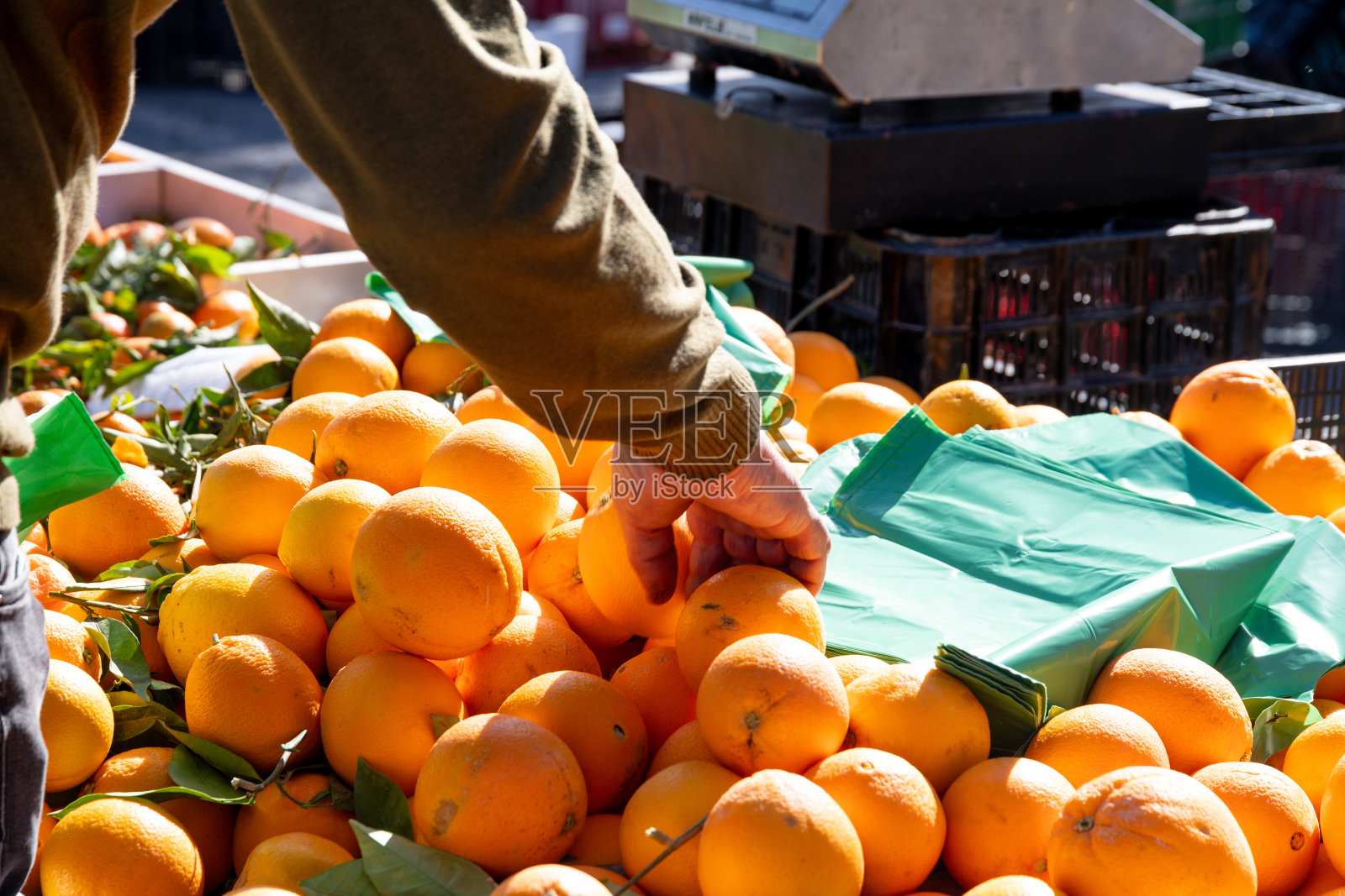 市场摊位上鲜艳的橙子堆照片摄影图片