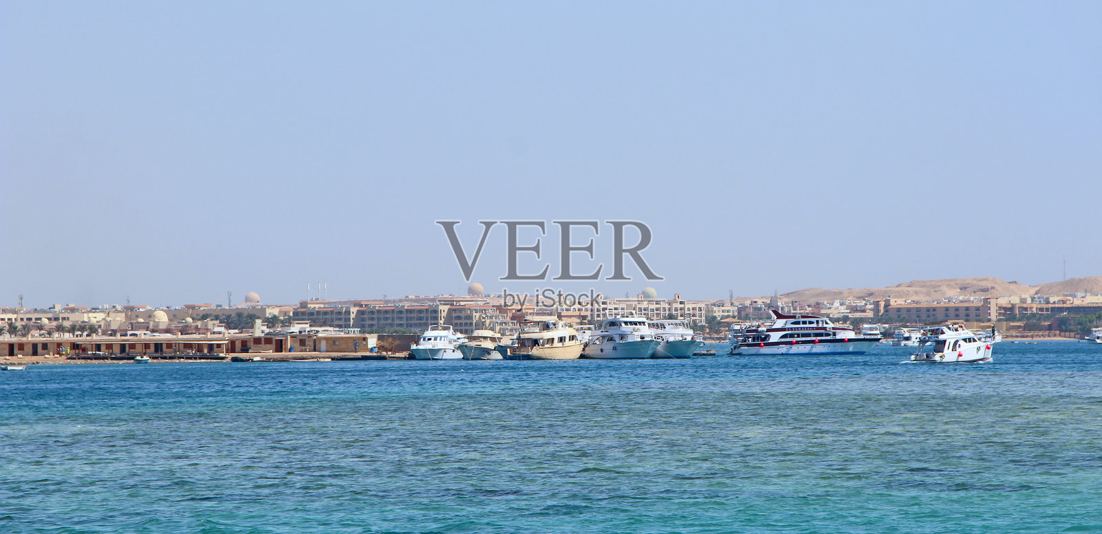 从海上俯瞰赫尔戈达海岸。赫尔戈达市的海上全景。照片摄影图片