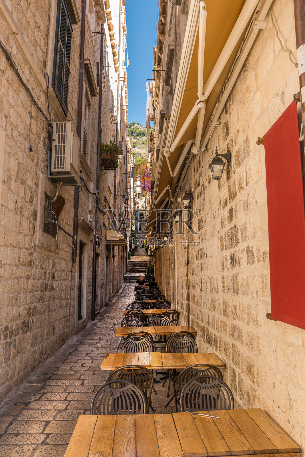 地中海国家古老中世纪城镇的狭窄街道。淡季的空餐厅照片摄影图片