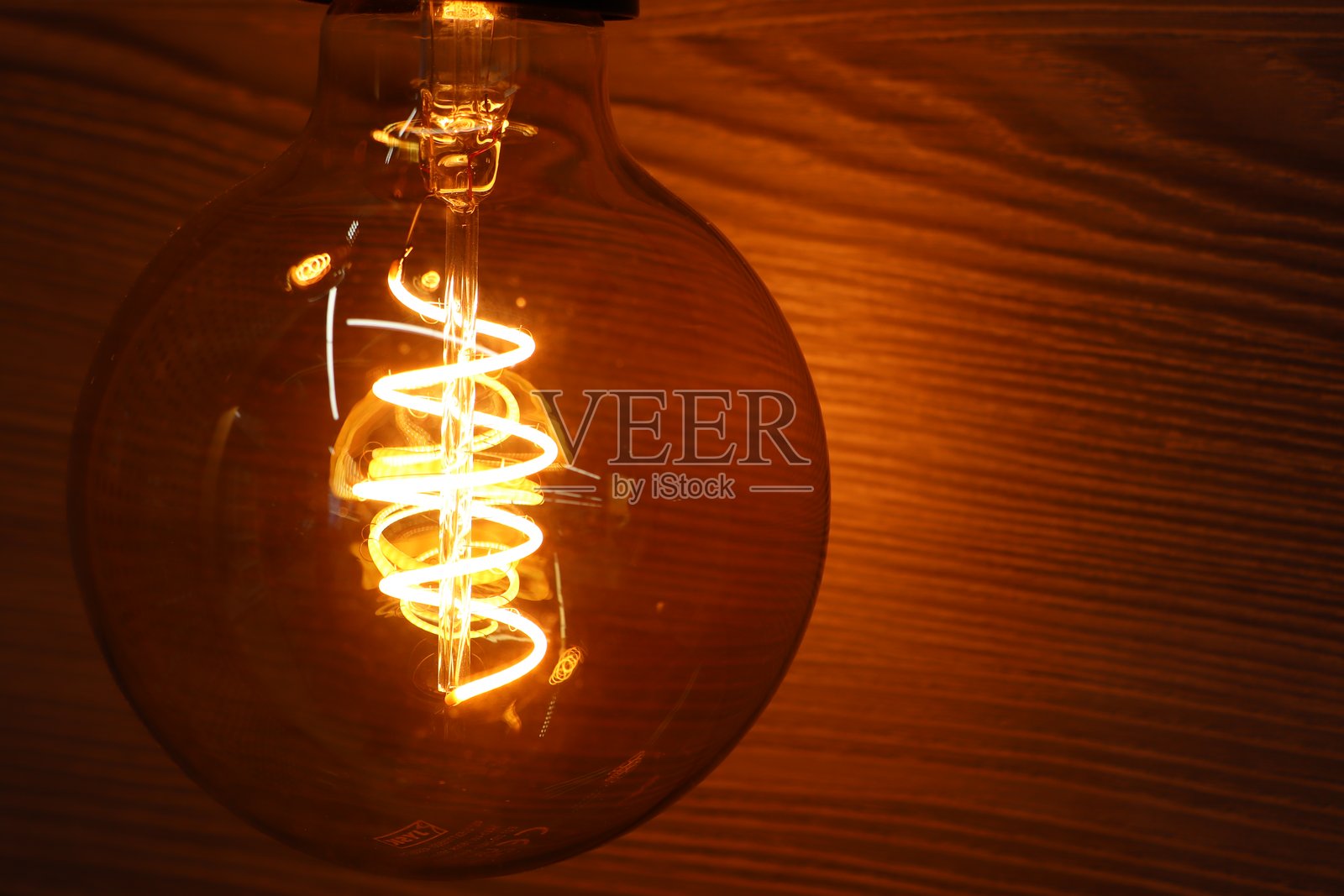 一款具有复杂螺旋灯丝设计的复古照明灯泡照片摄影图片