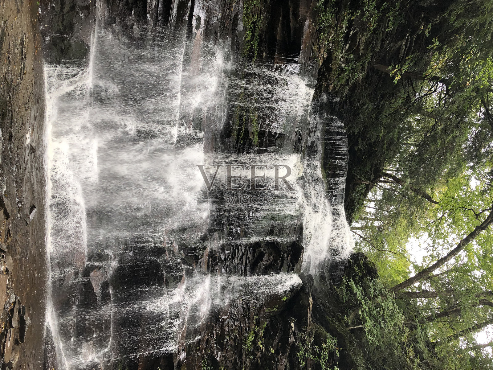 宾夕法尼亚州里克特斯格伦州立公园的甘诺加瀑布，九月时的景色。照片摄影图片